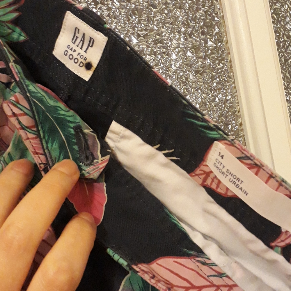 GAP Shorts - Picture 2 of 5